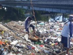 Satgas PU Makassar Masif Membersihkan, Zuhaelsi Imbau Warga Tidak Buang Sampah Ke Kanal
