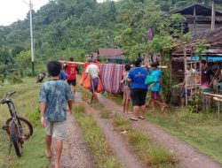 Akses Jalan Rusak Parah, Korban Kecelakaan Kerja di Desa Kinatang Mamuju Ditandu Lewati Sungai