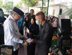 Taufan Pawe Serahkan Insentif Triwulan III untuk Ketua RT dan Imam Masjid