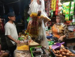 Sembari Olahraga, Gubernur Sulsel Pantau Harga Bahan Pokok di Pasar Sawah