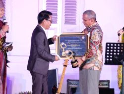 Bupati Adnan Raih Penghargaan Kepala Daerah Peduli LPPL dari KPID Sulsel