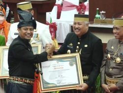 Bupati Pinrang Terima Penghargaan di Momen HUT Sulsel ke-353 Tahun