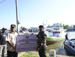 Gubernur Sulsel Serahkan Bantuan Kapal Perikanan ke Nelayan Perbatasan Sinjai-Bone
