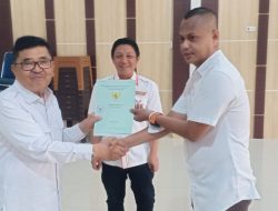 Wali Kota Palopo Serahkan Sertifikat Rumah Hadiah Jalan Sehat Restorasi