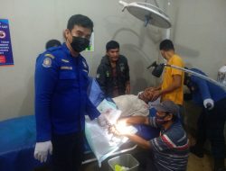 Tim Rescue Damkar Gowa Bantu Lepaskan Cincin Kakek Lansia ODGJ