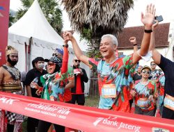Ganjar dan Istri Ikuti Ajang Friendship Run 2022 di Makassar