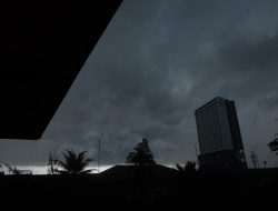 BERITA FOTO: Awan Gelap Menyelimuti Langit Kota Makassar