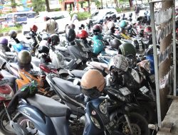 BERITA FOTO: Bikin Macet, Parkiran Motor Ilegal Perlu Ditindak Tegas