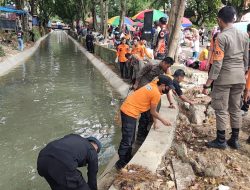 Gandeng Mahasiswa dan Pasukan Orange, Brimob Bone Gelar Kerja Bhakti di Sungai Branjangan