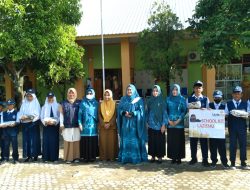 Ketua Lazismu Erna Rasyid Taufan Salurkan Beasiswa Mentari kepada Para Pelajar
