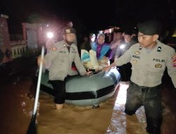 Sat Samapta Polres Takalar Evakuasi Warga Terdampak Banjir Dengan Perahu Karet