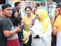 Sigap, Ketua Golkar Parepare Erna Rasyid Turun Bagikan Sembako ke Warga Terdampak Banjir.