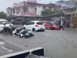 Curah Hujan Tinggi, Banyak Pengendara Terjebak Banjir di Kota Pangkajene Sidrap