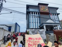 Ratusan Pedagang Pasar Butung Demo di Kejari Makassar, Buntut Dari Penyegelan