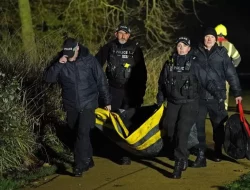 Empat Anak Jatuh Ke Danau Es Dekat Birmingham