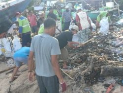 Camat Sangkarrang Pimpin Sabtu Bersih di Pulau Barrang Lompo