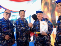 HUT Polairut ke 72 Bupati dan Ketua DPRD Pinrang Terima Brevet Kehormatan