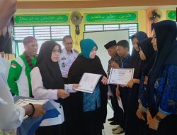 Kukuhkan Pengurus MAS di SMP 2, Erna Rasyid Taufan Juga Beri Penghargaan Penghafal Juz Amma