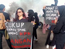 Perempuan dalam Demo Peringatan Hari Anti Korupsi 2022 di Makassar