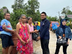 Andi Palallo Tabrang Turun Langsung Salurkan Bantuan Paket Sembako ke Korban Banjir di Soppeng