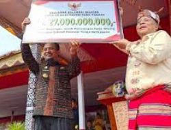 Gubernur Sulsel Serahkan Bantuan Keuangan Rp27 Miliar ke Toraja
