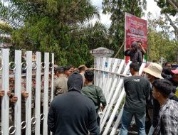 Tuntutan Tidak Digubris, HMI Polman Kembali Gelar Aksi Hingga Pintu Gerbang di Rusak
