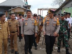 Kunjungi Lokasi Bencana di Takalar, Kapolda Sulsel Serahkan 300 Paket Sembako