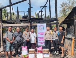 Jajaran Polsek Dua Pitue Serahkan Bantuan ke Korban Kebakaran di Kalosi