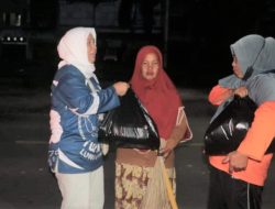 Para Penyapu Jalan di Masamba dapat Surprise dari Organisasi Perempuan se-Luwu Utara