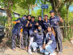 Mahasiswa KKN Tematik Universitas Bosowa Angkatan ke 53 Bersih-bersih Area Wisata Pantai Bungung Pandang