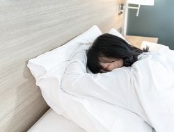 4 Risiko Tidur Tengkurap yang Perlu Kamu Tahu