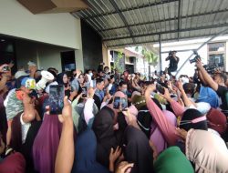 Tiba di Sulbar, AHY Disambut Warga di Bandara Tampa Padang