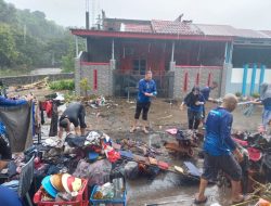 Patut Dicontoh, Kebersamaan Imigrasi Parepare Gotong-royong Bersihkan Rumah Pegawai Terdampak Banjir