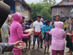 Bhayangkari Sidrap Salurkan Bansos ke Korban Banjir di Watang Pulu