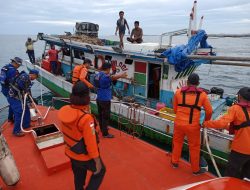 Mesin Kapal Mendadak Mati, Tujuh Pemancing Terpaksa Dievakuasi Basarnas Sulsel di Teluk Bone