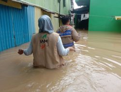 I_AM Centre, IKA Unhas dan Karang Taruna Bagikan Makanan untuk Warga Pangkep yang Masih Dikepung Banjir