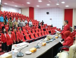 Dekan FH Unhas Lantik Bersamaan Seluruh Ketua dan Pengurus LK