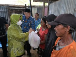 Indira Yusuf Ismail Bagikan Paket Sembako, Sasar Korban Banjir di Kecamatan Tamalate
