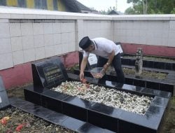 Roadshow Politik, IAS Ziarah di Makam Ayah Andi Herry Iskandar dan Petta Nanrang di Kajuara