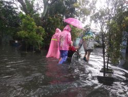 Banjir Rendam Makassar, Warga Lansia Dievakuasi Gunakan Kursi Roda