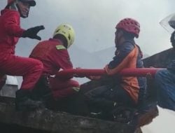 Kebakaran Toko Plastik di Maros Butuh 20 Jam Pemadaman, Lima Petugas Damkar Dievakuasi