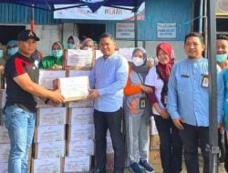 Plt Direktur RS HAH Bersama Manajemen Salurkan Bantuan ke Korban Bencana Banjir