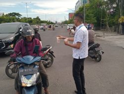 Junjung Toleransi di Bulan Ramadan, Owner Elegant Taylor Bagi Takjil ke Pengguna Jalan