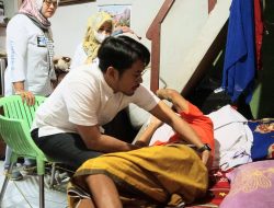 Kunjungi Penderita Lumpuh, Dokter Udin Malik Tekankan ke Warga Jangan Takut Berobat