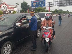 Kenakan Jaket NasDem, Pengusaha Butik Ini Kembali Bagi Takjil ke Pengguna Jalan