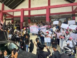 Setengah Tahun Tak Terima Gaji, Ratusan Guru dan Aparat Desa di Mamasa Gelar Demonstrasi