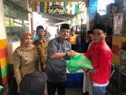 Ikuti Instruksi Walikota, Balitbangda Makassar Bagi Sembako hingga Beri Bantuan Keuangan di Wajo