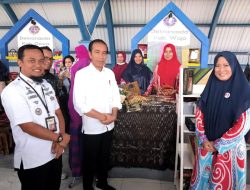 Kunjungi Stand Pameran Dekranasda, Presiden Jokowi dan Ibu Negara Borong Produk UMKM Wajo