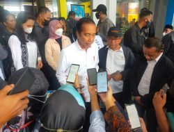 Sela-sela Kunker, Presiden Jokowi Beli Cabai di Pasar Tradisional Modern Maros