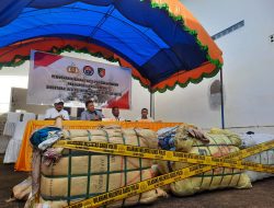 Polda Sulsel Grebek Gudang Penyimpanan Cakar di Makassar, Amankan 200 Bal Pakaian Siap Edar